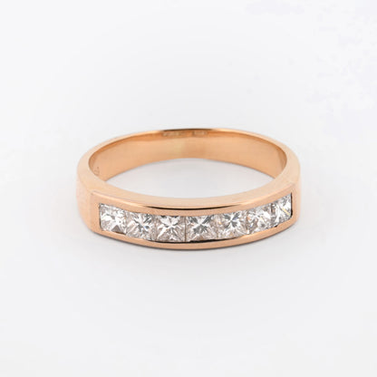 Comprar media alianza realizada en oro amarillo de 18kt con carril de diamantes talla princesa. Joyas segunda mano. Joyas con diamantes baratas. Envío gratis.