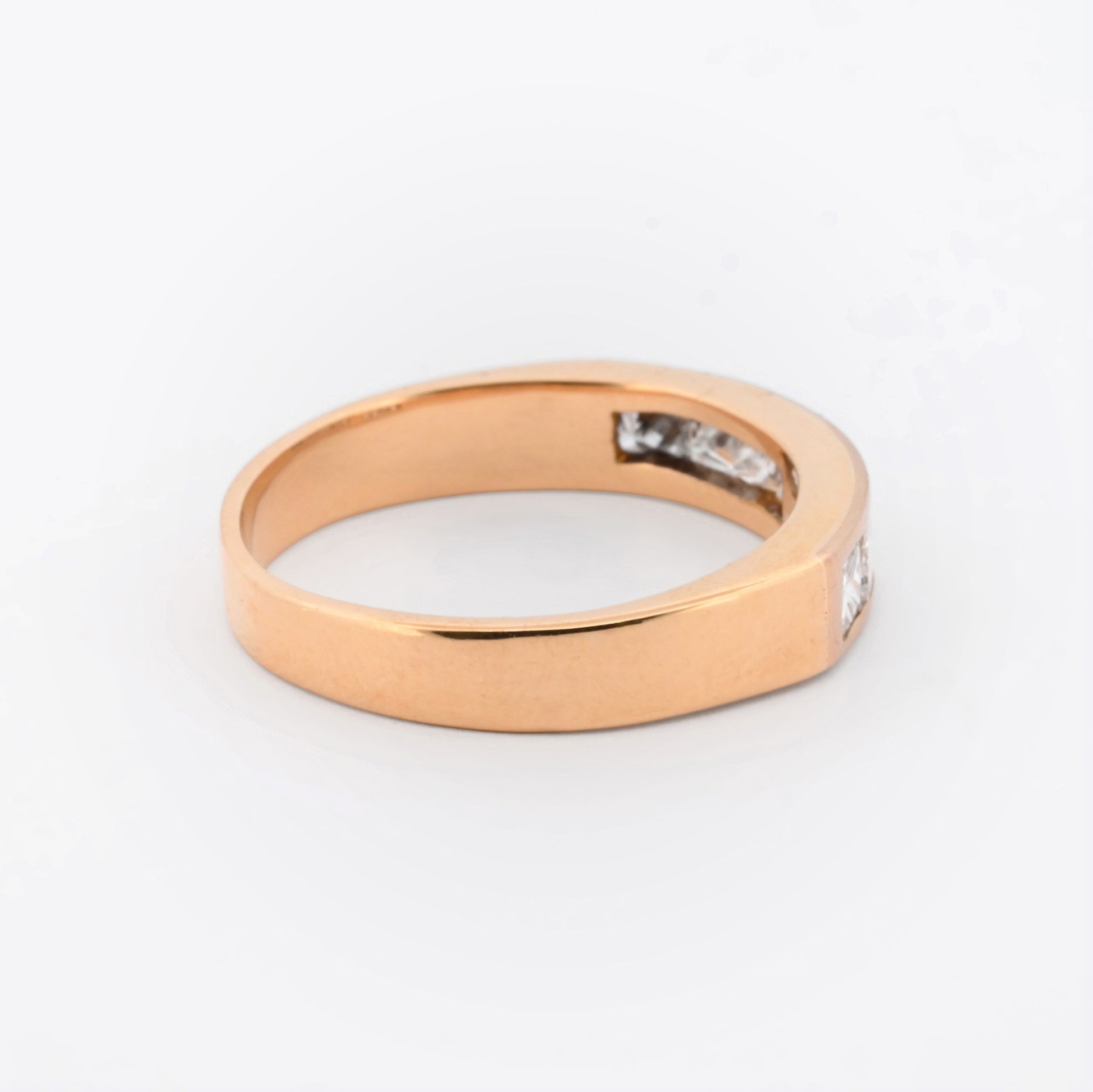 Comprar media alianza realizada en oro amarillo de 18kt con carril de diamantes talla princesa. Joyas segunda mano. Joyas con diamantes baratas. Envío gratis.