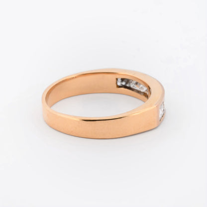Comprar media alianza realizada en oro amarillo de 18kt con carril de diamantes talla princesa. Joyas segunda mano. Joyas con diamantes baratas. Envío gratis.