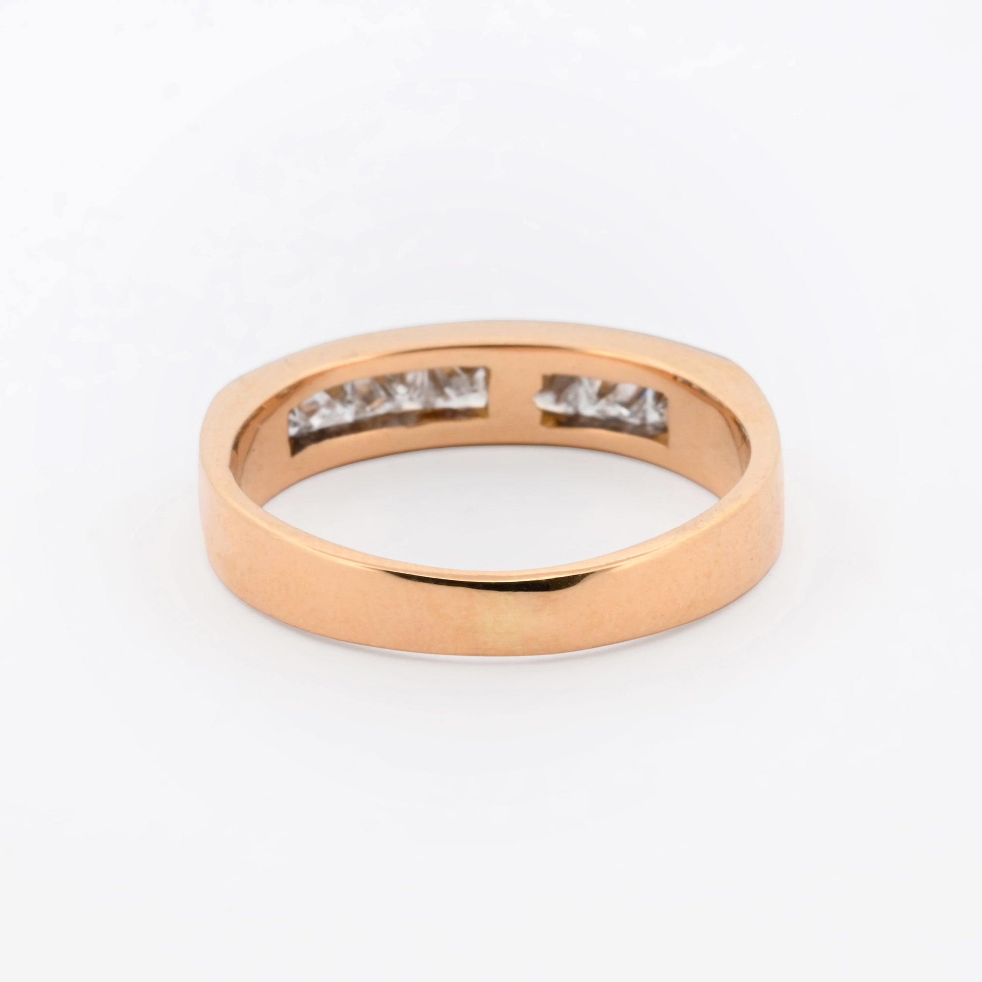 Comprar media alianza realizada en oro amarillo de 18kt con carril de diamantes talla princesa. Joyas segunda mano. Joyas con diamantes baratas. Envío gratis.