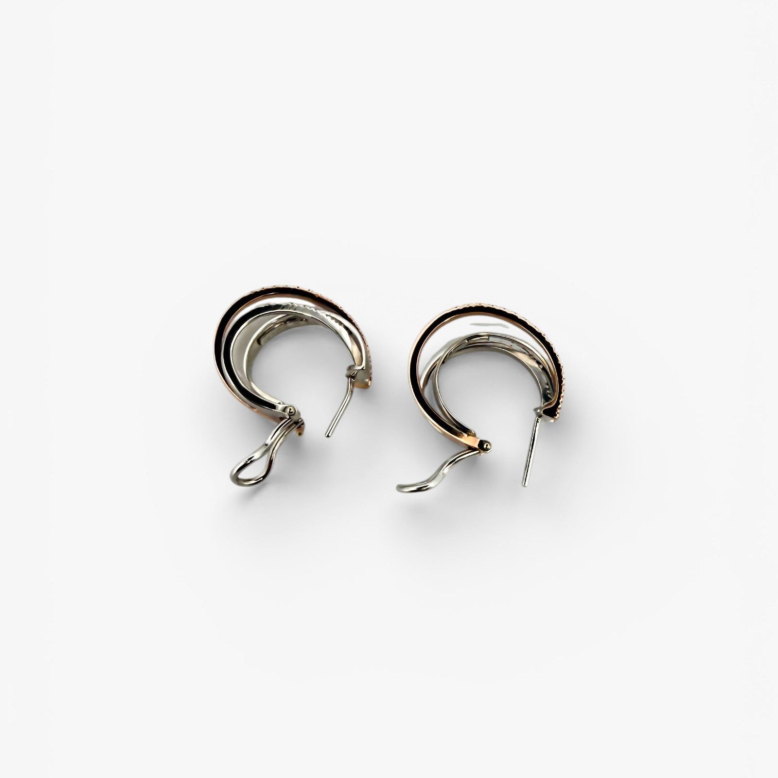 Comprar pendientes de aro triples realizados en oro blanco y oro rosa de 18kt con diamantes talla brillante. Estos pendientes disponen de cierre tipo Omega. Joyas de segunda mano. Envío gratis. Ian'Or.