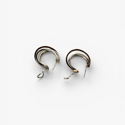 Comprar pendientes de aro triples realizados en oro blanco y oro rosa de 18kt con diamantes talla brillante. Estos pendientes disponen de cierre tipo Omega. Joyas de segunda mano. Envío gratis. Ian'Or.