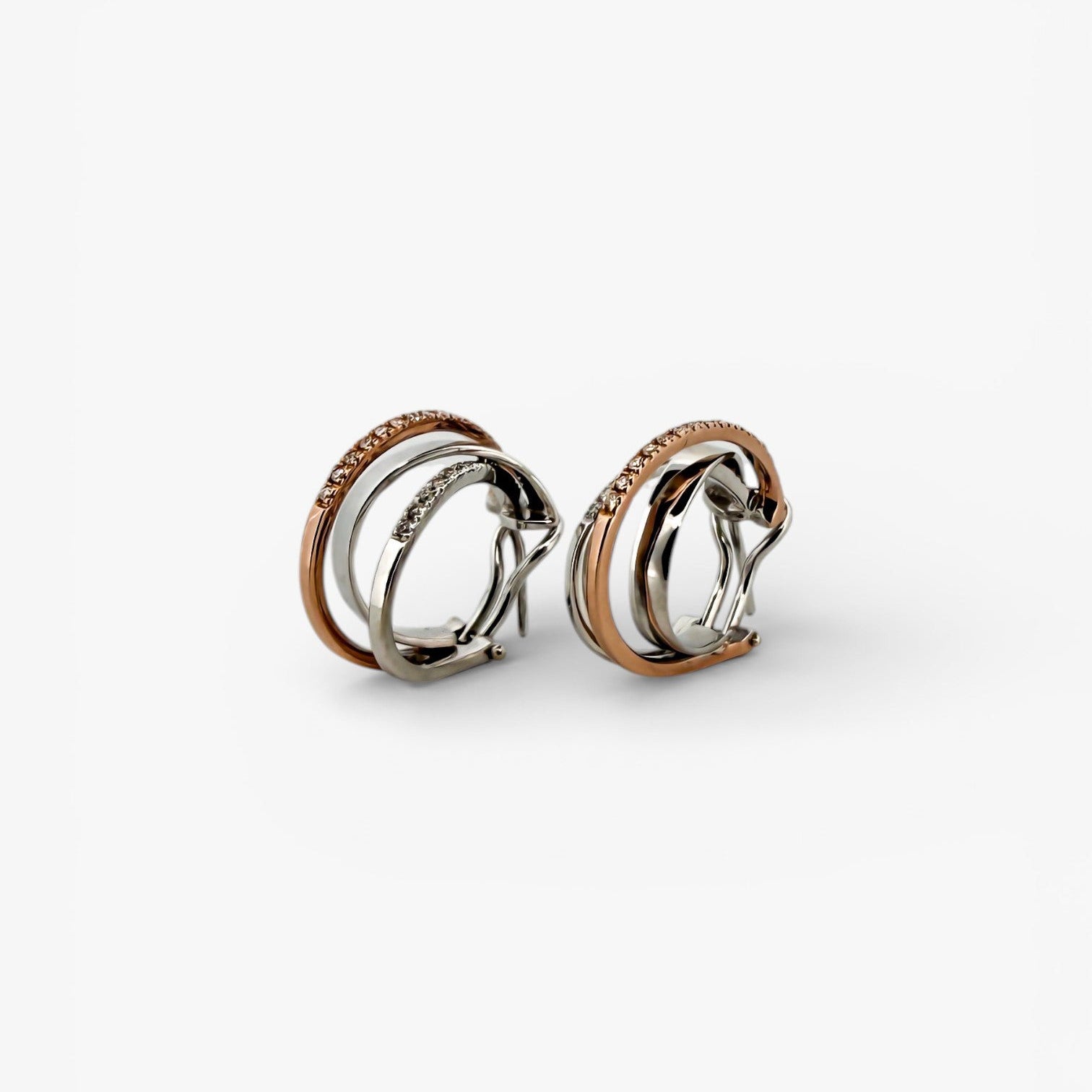 Comprar pendientes de aro triples realizados en oro blanco y oro rosa de 18kt con diamantes talla brillante. Estos pendientes disponen de cierre tipo Omega. Joyas de segunda mano. Envío gratis. Ian'Or.