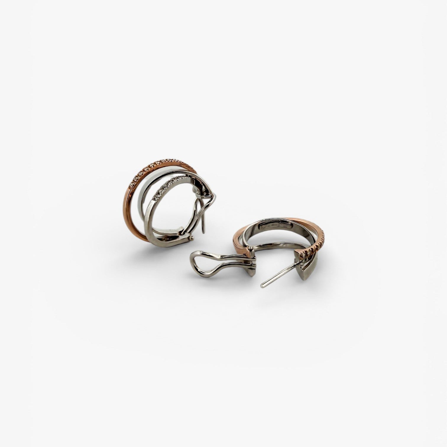 Comprar pendientes de aro triples realizados en oro blanco y oro rosa de 18kt con diamantes talla brillante. Estos pendientes disponen de cierre tipo Omega. Joyas de segunda mano. Envío gratis. Ian'Or.