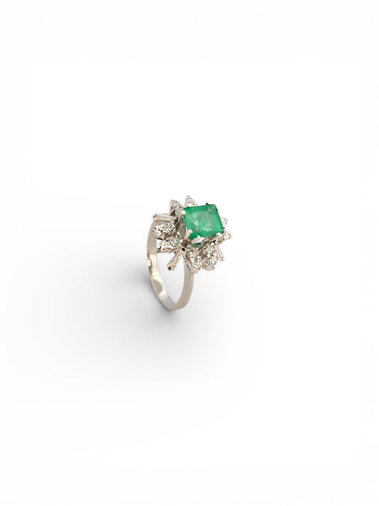 Comprar sortija realizada en oro blanco de 18kt con diamantes alrededor de una esmeralda central.Joyería Ian'Or. Joyas acondicionadas. Envío GRATIS.