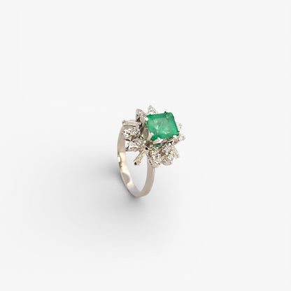 Comprar sortija realizada en oro blanco de 18kt con diamantes alrededor de una esmeralda central.Joyería Ian'Or. Joyas acondicionadas. Envío GRATIS.