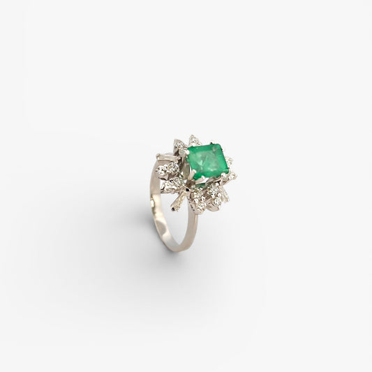 Comprar sortija realizada en oro blanco de 18kt con diamantes alrededor de una esmeralda central.Joyería Ian'Or. Joyas acondicionadas. Envío GRATIS.