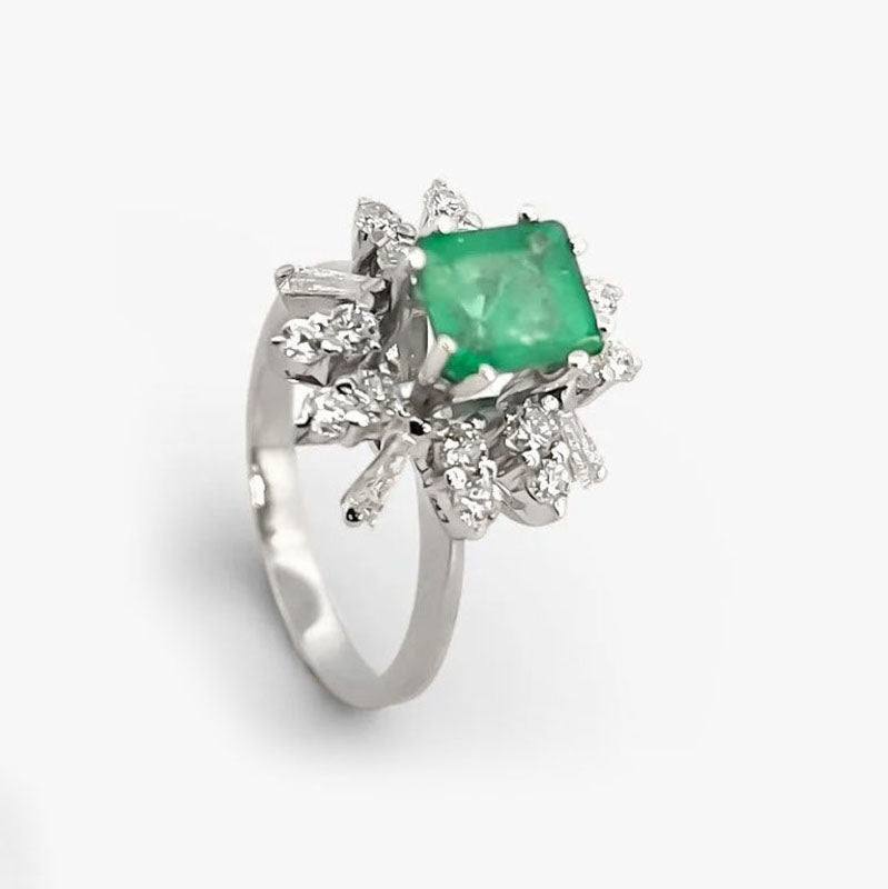 Comprar sortija realizada en oro blanco de 18kt con diamantes alrededor de una esmeralda central.Joyería Ian'Or. Joyas acondicionadas. Envío GRATIS.