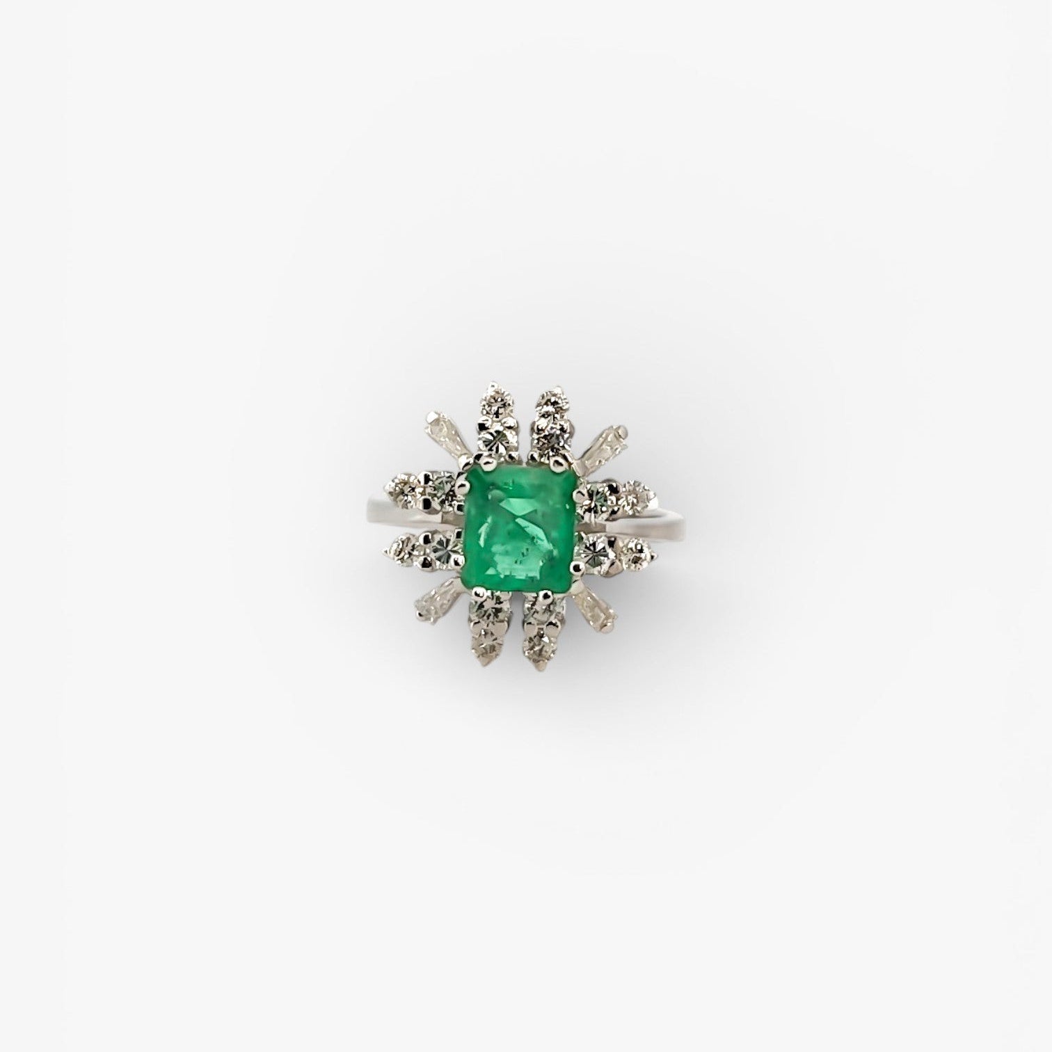 Comprar sortija realizada en oro blanco de 18kt con diamantes alrededor de una esmeralda central.Joyería Ian'Or. Joyas acondicionadas. Envío GRATIS.