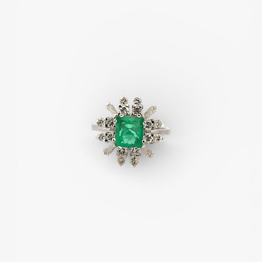 Comprar sortija realizada en oro blanco de 18kt con diamantes alrededor de una esmeralda central.Joyería Ian'Or. Joyas acondicionadas. Envío GRATIS.