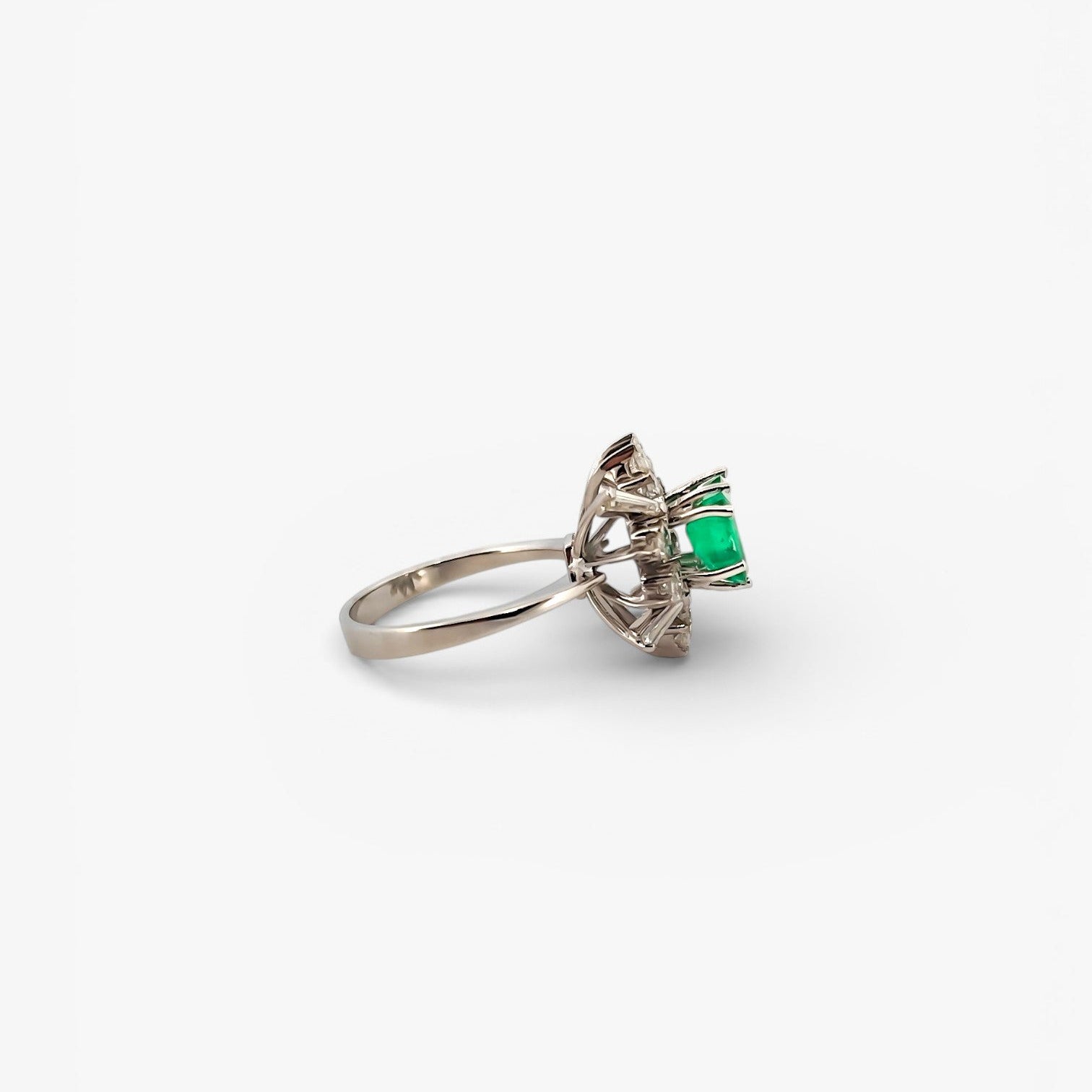 Comprar sortija realizada en oro blanco de 18kt con diamantes alrededor de una esmeralda central.Joyería Ian'Or. Joyas acondicionadas. Envío GRATIS.