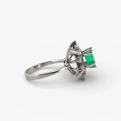 Comprar sortija realizada en oro blanco de 18kt con diamantes alrededor de una esmeralda central.Joyería Ian'Or. Joyas acondicionadas. Envío GRATIS.