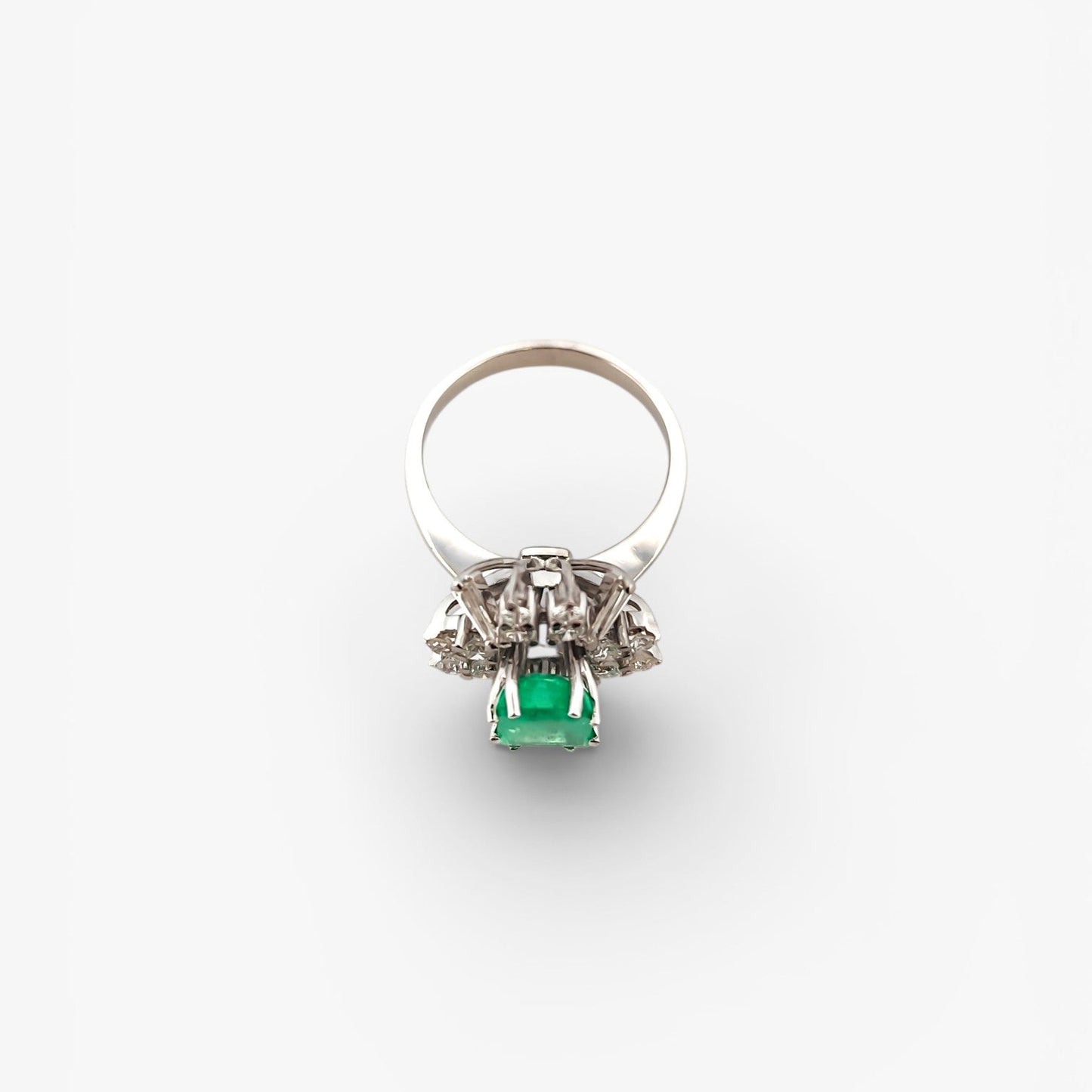 Comprar sortija realizada en oro blanco de 18kt con diamantes alrededor de una esmeralda central.Joyería Ian'Or. Joyas acondicionadas. Envío GRATIS.