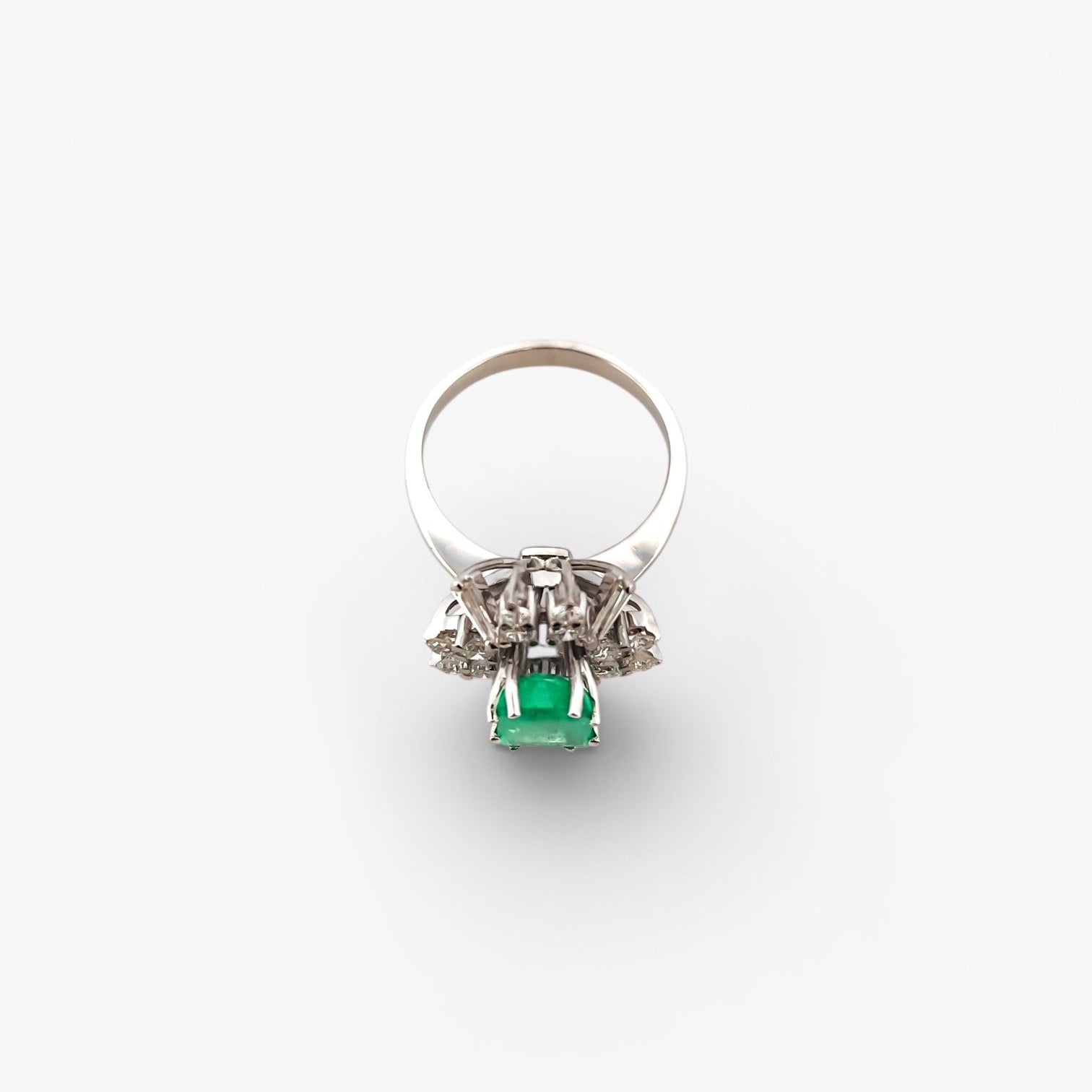 Comprar sortija realizada en oro blanco de 18kt con diamantes alrededor de una esmeralda central.Joyería Ian'Or. Joyas acondicionadas. Envío GRATIS.