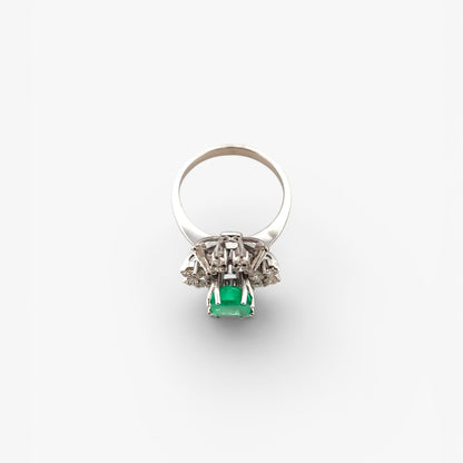 Comprar sortija realizada en oro blanco de 18kt con diamantes alrededor de una esmeralda central.Joyería Ian'Or. Joyas acondicionadas. Envío GRATIS.