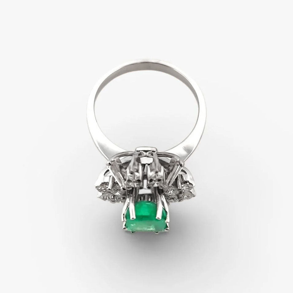 Comprar sortija realizada en oro blanco de 18kt con diamantes alrededor de una esmeralda central.Joyería Ian'Or. Joyas acondicionadas. Envío GRATIS.