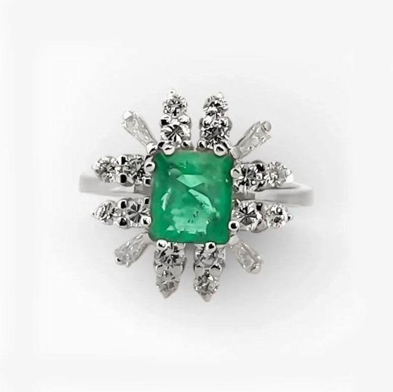 Comprar sortija realizada en oro blanco de 18kt con diamantes alrededor de una esmeralda central.Joyería Ian'Or. Joyas acondicionadas. Envío GRATIS.