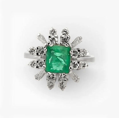 Comprar sortija realizada en oro blanco de 18kt con diamantes alrededor de una esmeralda central.Joyería Ian'Or. Joyas acondicionadas. Envío GRATIS.