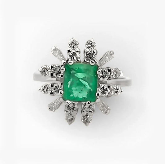Comprar sortija realizada en oro blanco de 18kt con diamantes alrededor de una esmeralda central.Joyería Ian'Or. Joyas acondicionadas. Envío GRATIS.