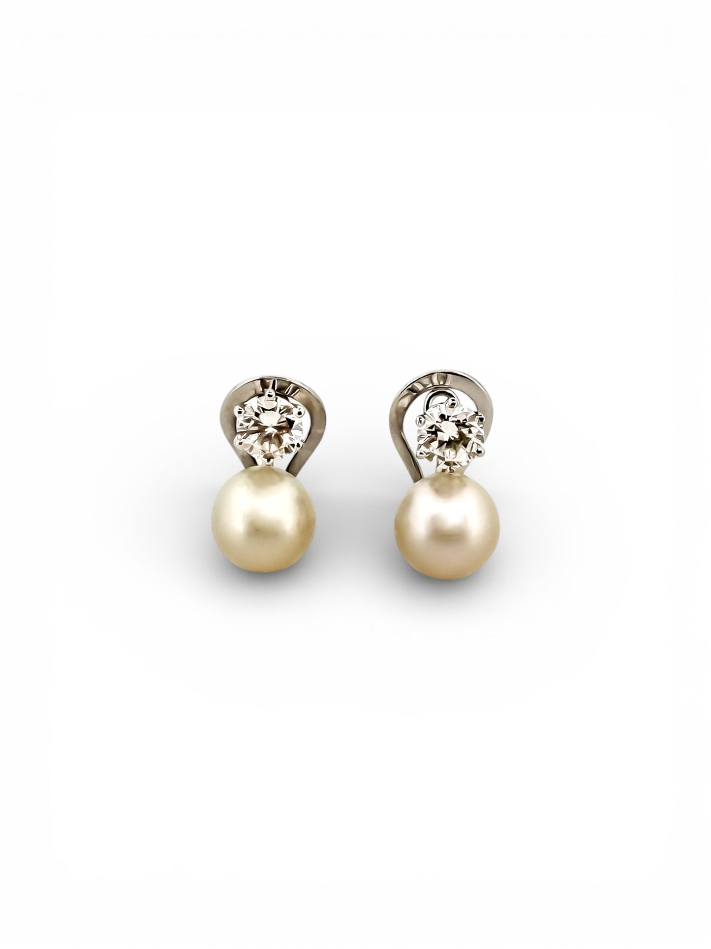 Comprar pendientes tu y yo de oro blanco de 18kt con 2 diamantes talla brillante de 0,60ct y perla cultivada de 9mm. Cierre Omega. Comprar pendientes tu y yo al mejor precio en barcelona.