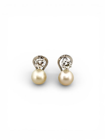 Comprar pendientes tu y yo de oro blanco de 18kt con 2 diamantes talla brillante de 0,60ct y perla cultivada de 9mm. Cierre Omega. Comprar pendientes tu y yo al mejor precio en barcelona.