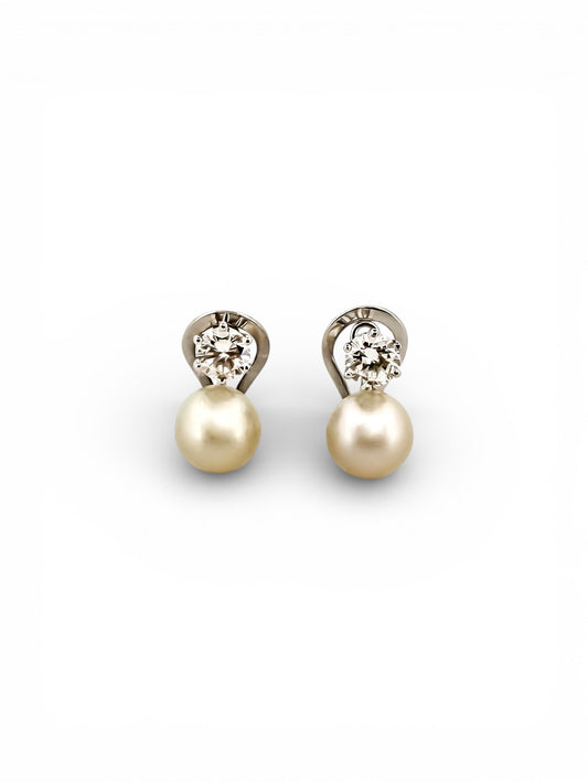 Comprar pendientes tu y yo de oro blanco de 18kt con 2 diamantes talla brillante de 0,60ct y perla cultivada de 9mm. Cierre Omega. Comprar pendientes tu y yo al mejor precio en barcelona.