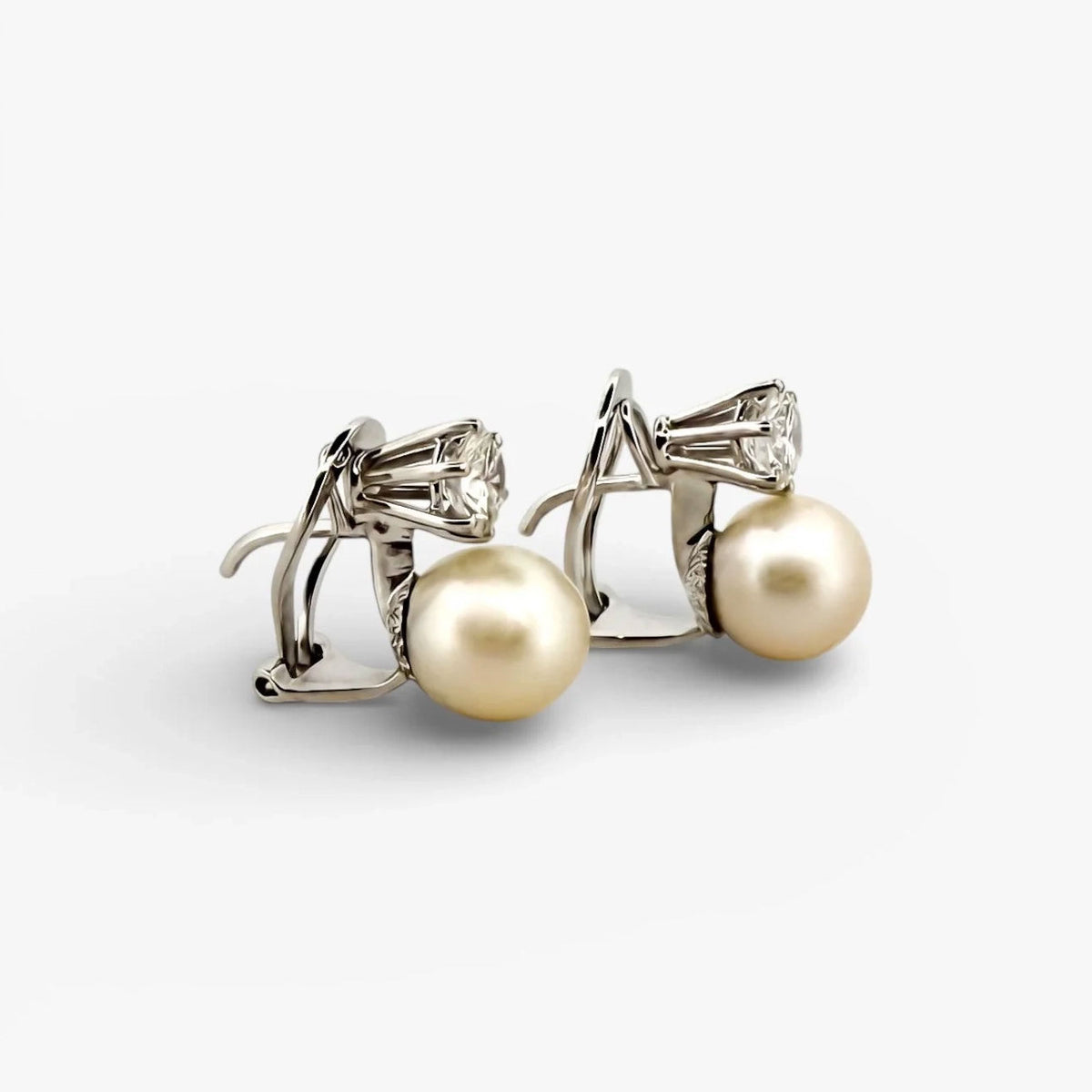 Comprar pendientes tu y yo de oro blanco de 18kt con 2 diamantes talla brillante de 0,60ct. Comprar pendientes tu y yo al mejor precio en barcelona.