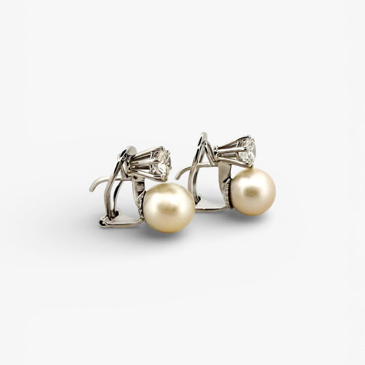 Comprar pendientes tu y yo de oro blanco de 18kt con 2 diamantes talla brillante de 0,60ct y perla cultivada de 9mm. Cierre Omega. Comprar pendientes tu y yo al mejor precio en barcelona.