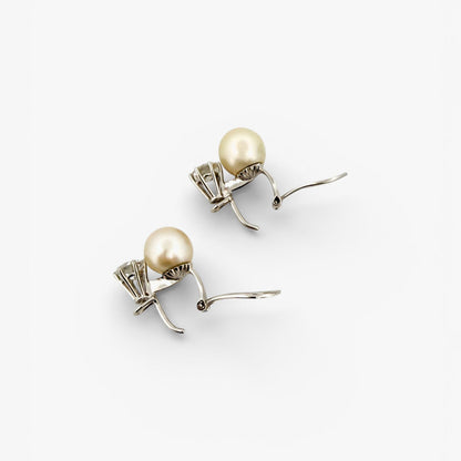 Comprar pendientes tu y yo de oro blanco de 18kt con 2 diamantes talla brillante de 0,60ct y perla cultivada de 9mm. Cierre Omega. Comprar pendientes tu y yo al mejor precio en barcelona.