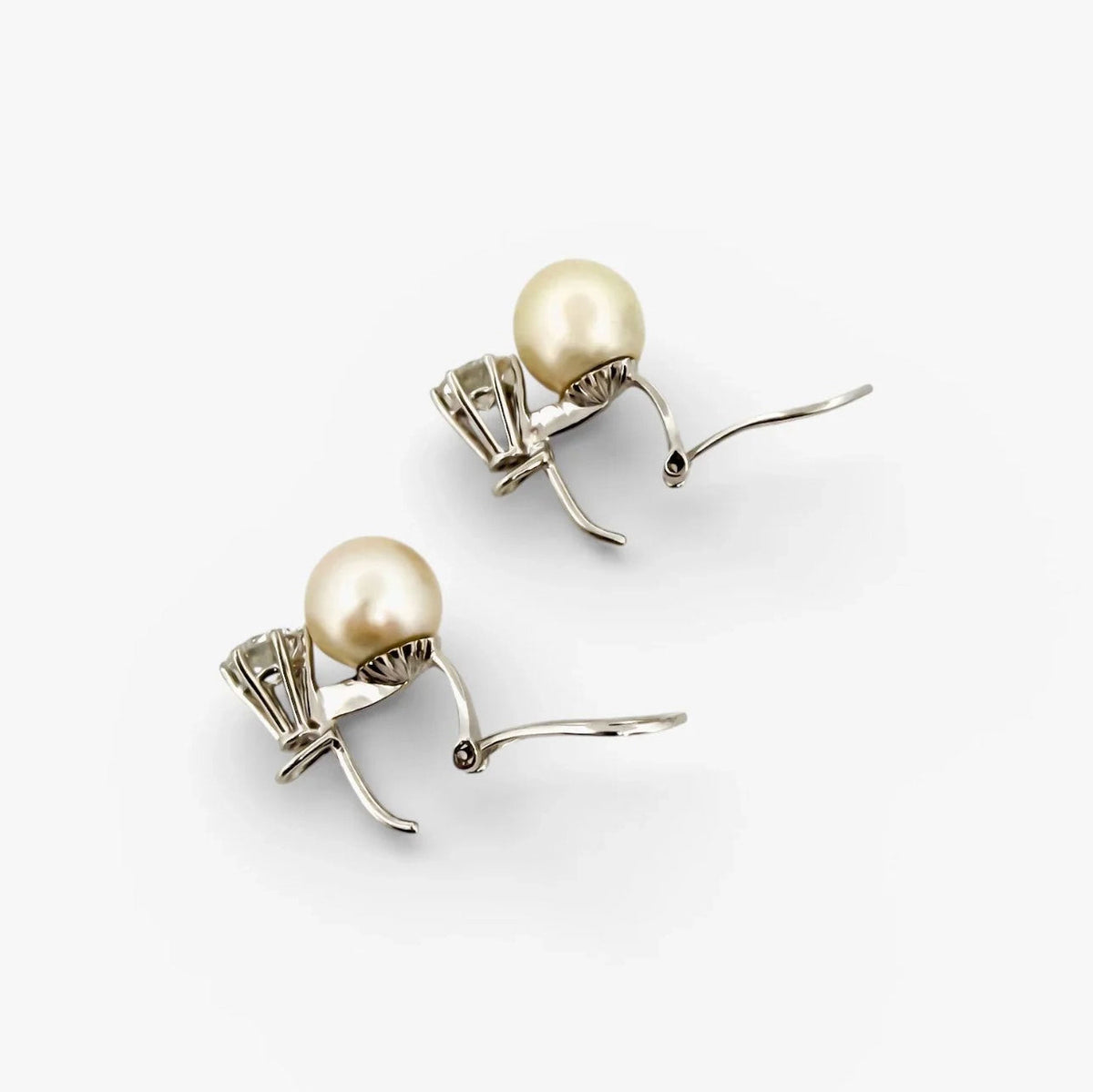 Comprar pendientes tu y yo de oro blanco de 18kt con 2 diamantes talla brillante de 0,60ct. Comprar pendientes tu y yo al mejor precio en barcelona.