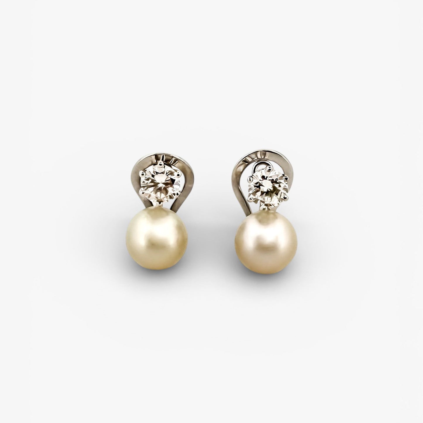 Comprar pendientes tu y yo de oro blanco de 18kt con 2 diamantes talla brillante de 0,60ct y perla cultivada de 9mm. Cierre Omega. Comprar pendientes tu y yo al mejor precio en barcelona.