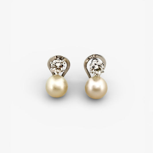 Comprar pendientes tu y yo de oro blanco de 18kt con 2 diamantes talla brillante de 0,60ct y perla cultivada de 9mm. Cierre Omega. Comprar pendientes tu y yo al mejor precio en barcelona.