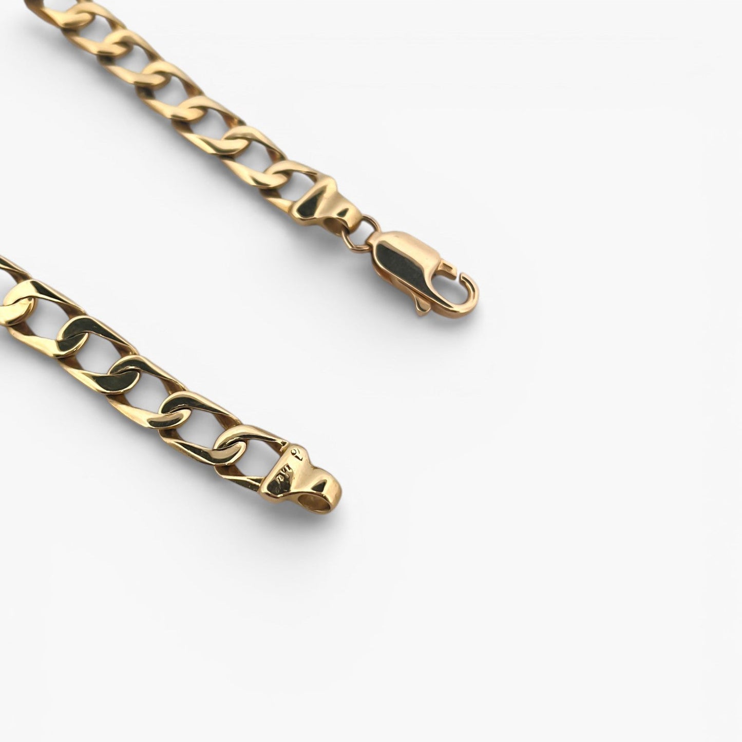 Comprar pulsera oro de 18kt con cadena tipo cubana y con una placa situada en el centro que lo convierte en un no me olvides sofisticado. Esta pulsera dispone de cierre tipo mosquetón. Joyas segunda mano. Joyería Ian'Or. Envío gratis.