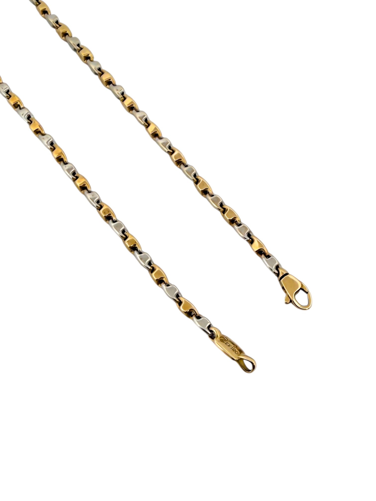 Cadena de oro blanco y amarillo alterno de 18kt con cadena diseño adige y cierre tipo mosquetón.