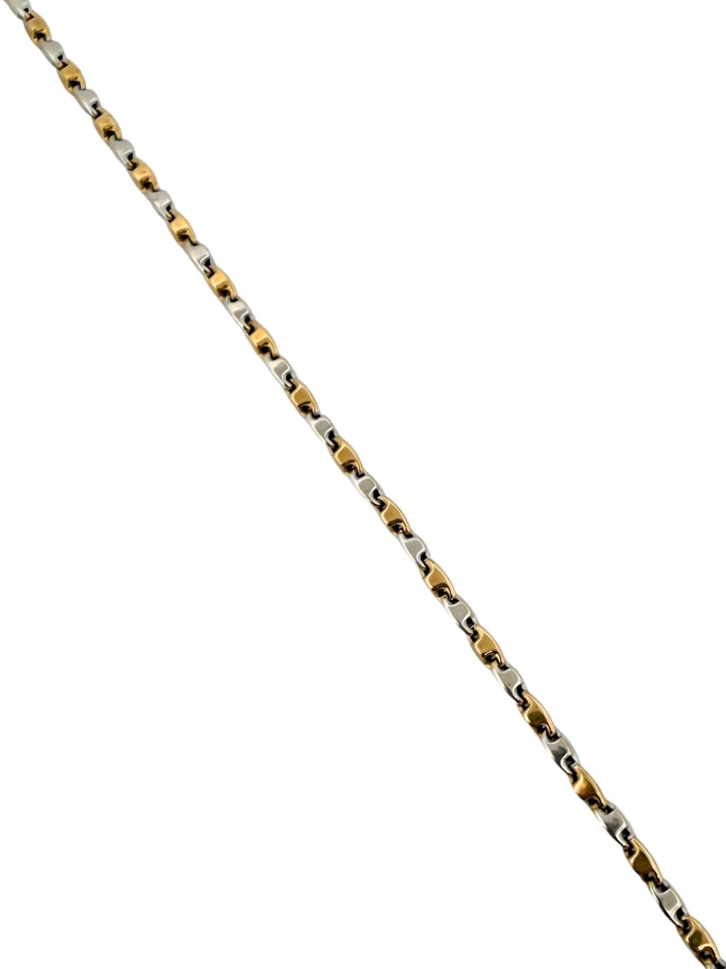 Cadena de oro blanco y amarillo alterno de 18kt con cadena diseño adige y cierre tipo mosquetón.