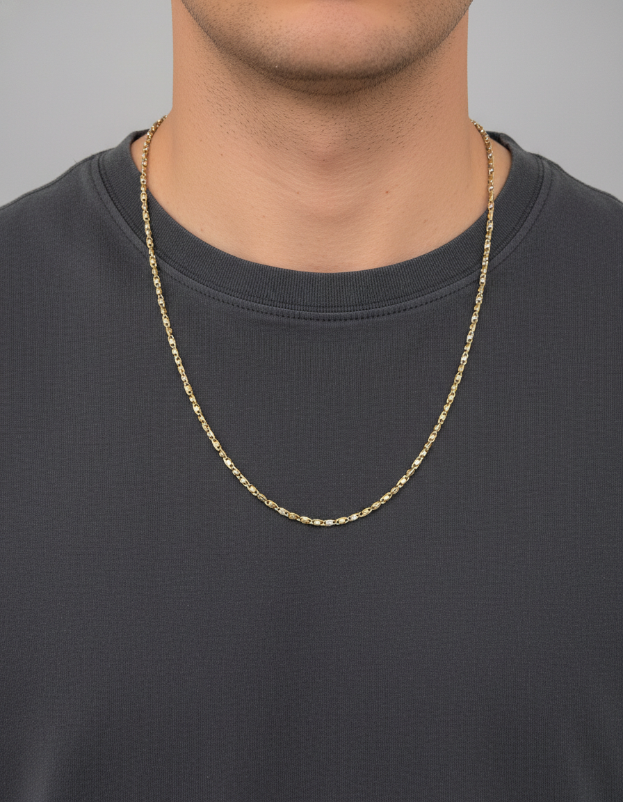 Cadena de oro blanco y amarillo alterno de 18kt con cadena diseño adige y cierre tipo mosquetón. 60cm