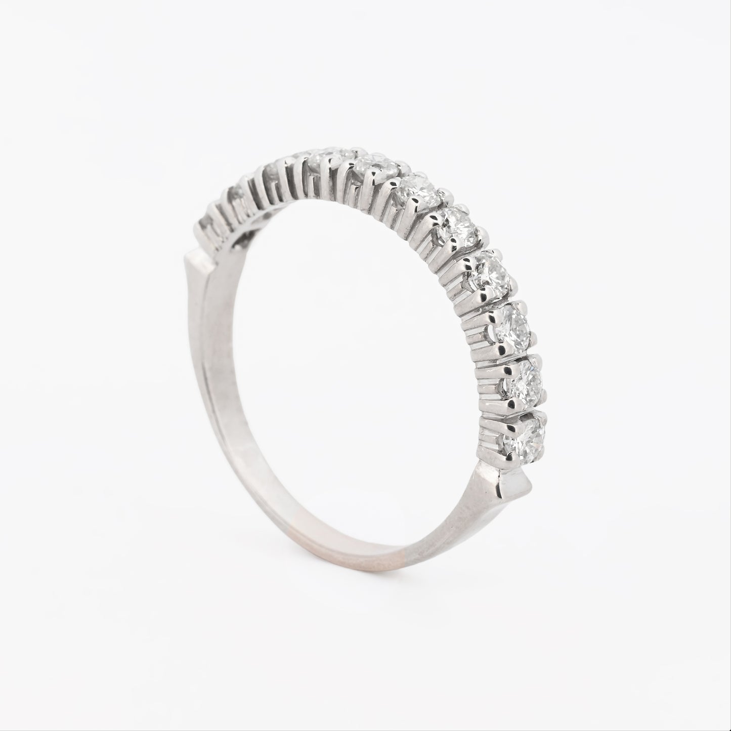 Comprar media alianza realizada en oro blanco 18kt con carril de 11 diamantes. Joyas acondicionadas. Envío GRATIS. Anillos de compromiso baratos. Ian'Or.