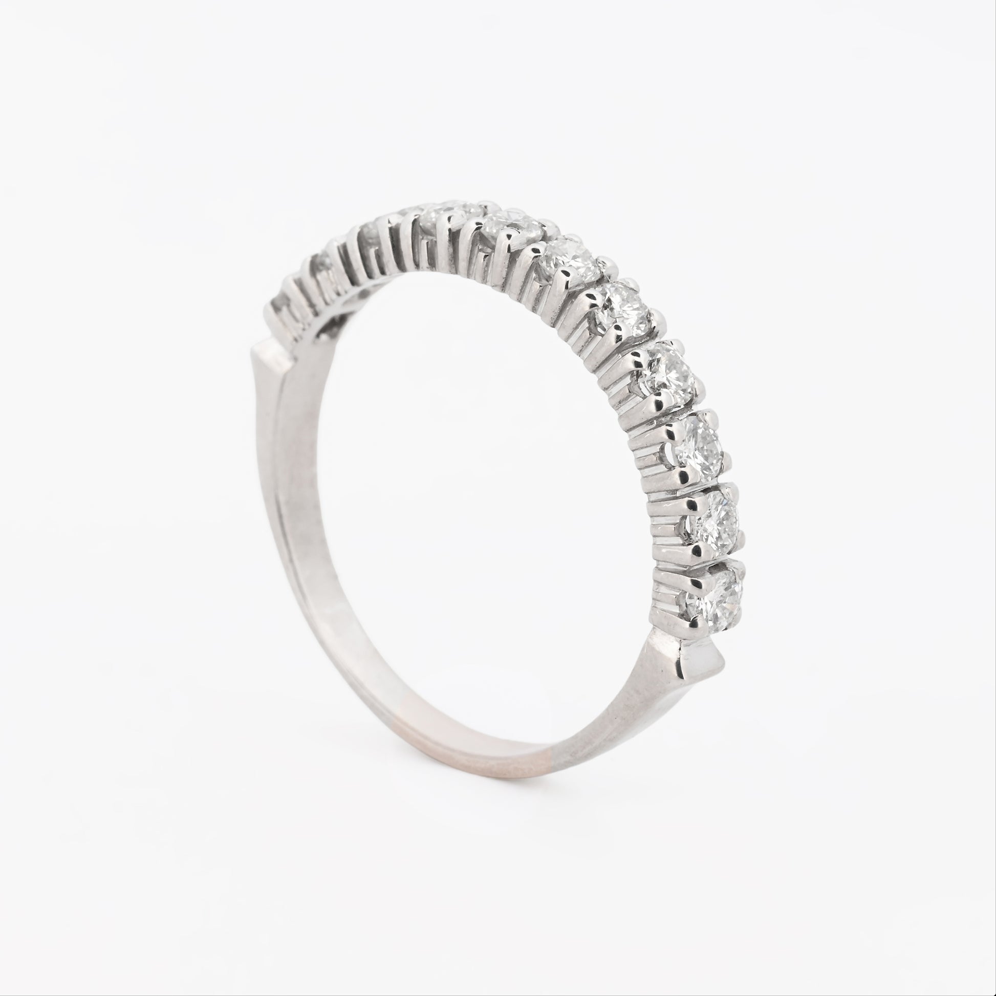 Comprar media alianza realizada en oro blanco 18kt con carril de 11 diamantes. Joyas acondicionadas. Envío GRATIS. Anillos de compromiso baratos. Ian'Or.
