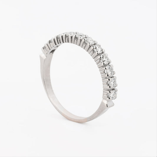 Comprar media alianza realizada en oro blanco 18kt con carril de 11 diamantes. Joyas acondicionadas. Envío GRATIS. Anillos de compromiso baratos. Ian'Or.