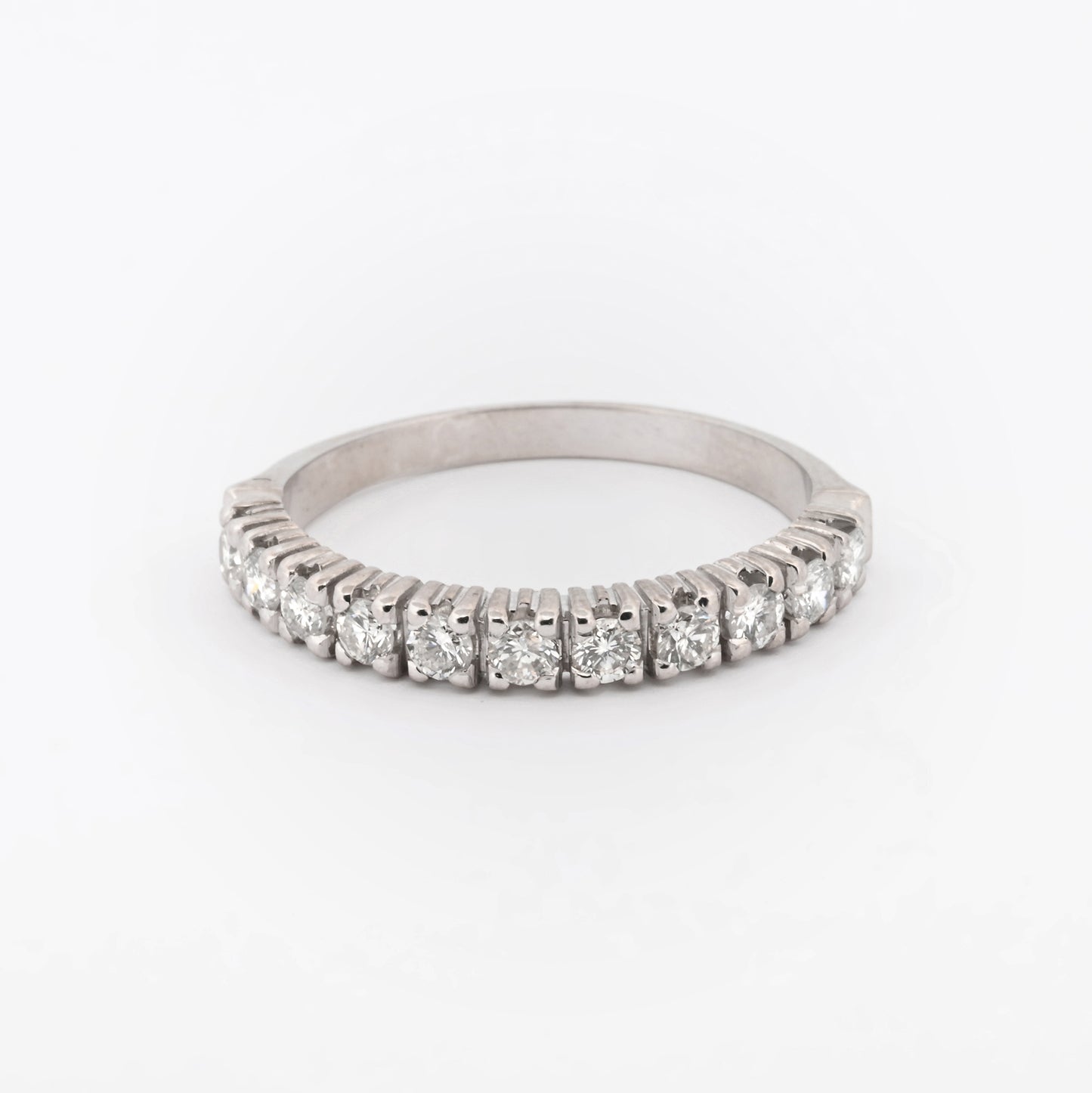 Comprar media alianza realizada en oro blanco 18kt con carril de 11 diamantes. Joyas acondicionadas. Envío GRATIS. Anillos de compromiso baratos. Ian'Or.