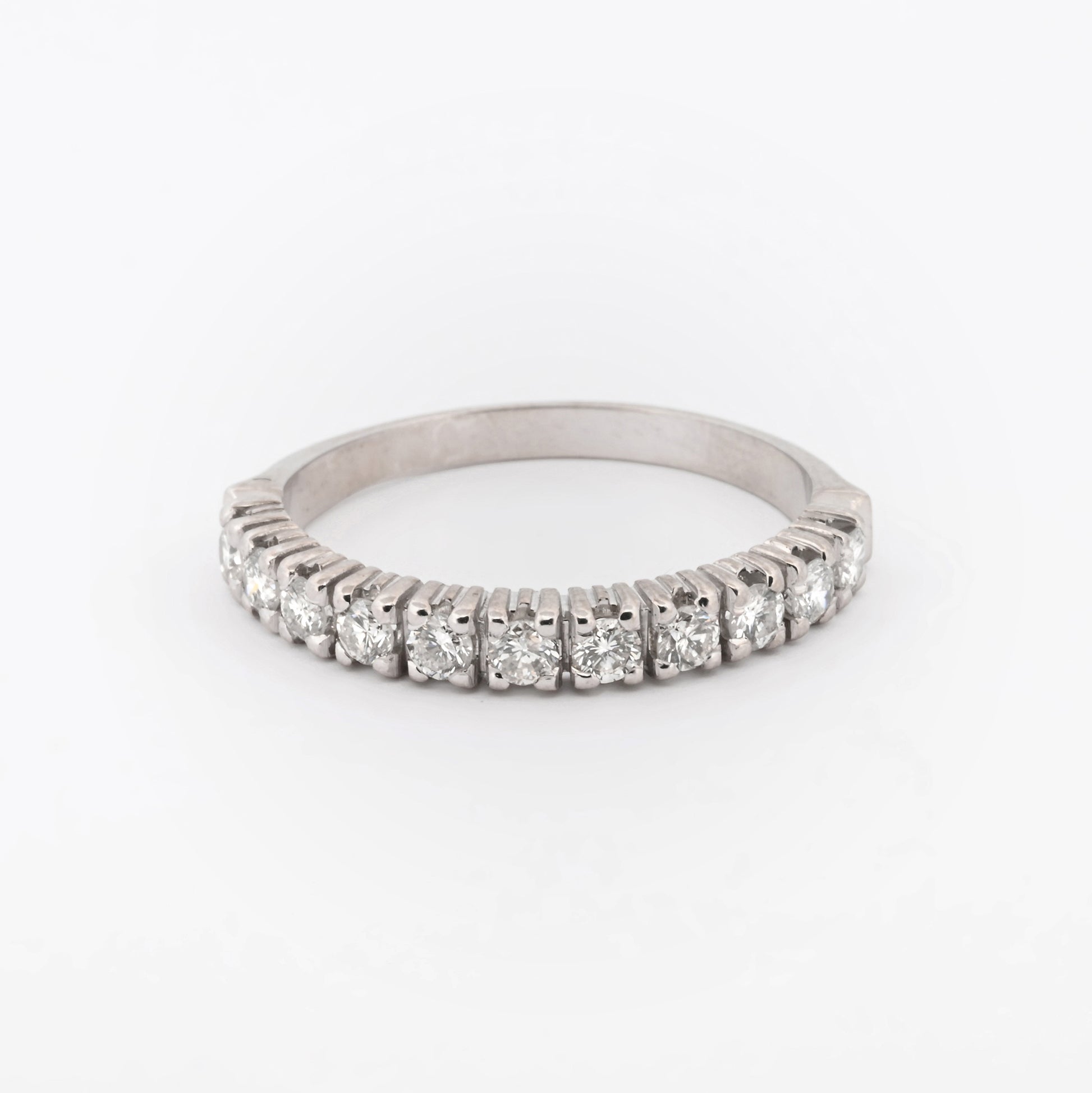 Comprar media alianza realizada en oro blanco 18kt con carril de 11 diamantes. Joyas acondicionadas. Envío GRATIS. Anillos de compromiso baratos. Ian'Or.