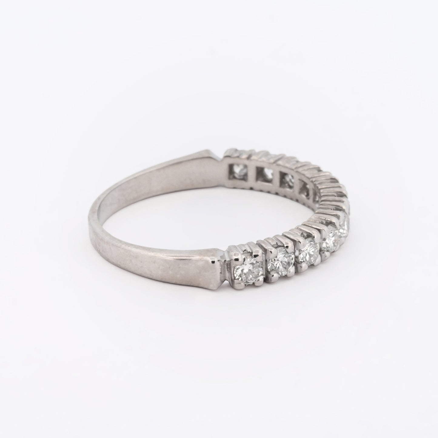 Comprar media alianza realizada en oro blanco 18kt con carril de 11 diamantes. Joyas acondicionadas. Envío GRATIS. Anillos de compromiso baratos. Ian'Or.