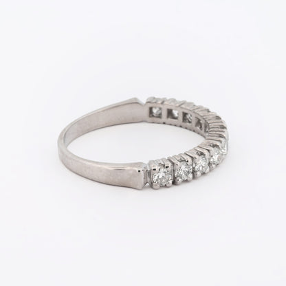 Comprar media alianza realizada en oro blanco 18kt con carril de 11 diamantes. Joyas acondicionadas. Envío GRATIS. Anillos de compromiso baratos. Ian'Or.