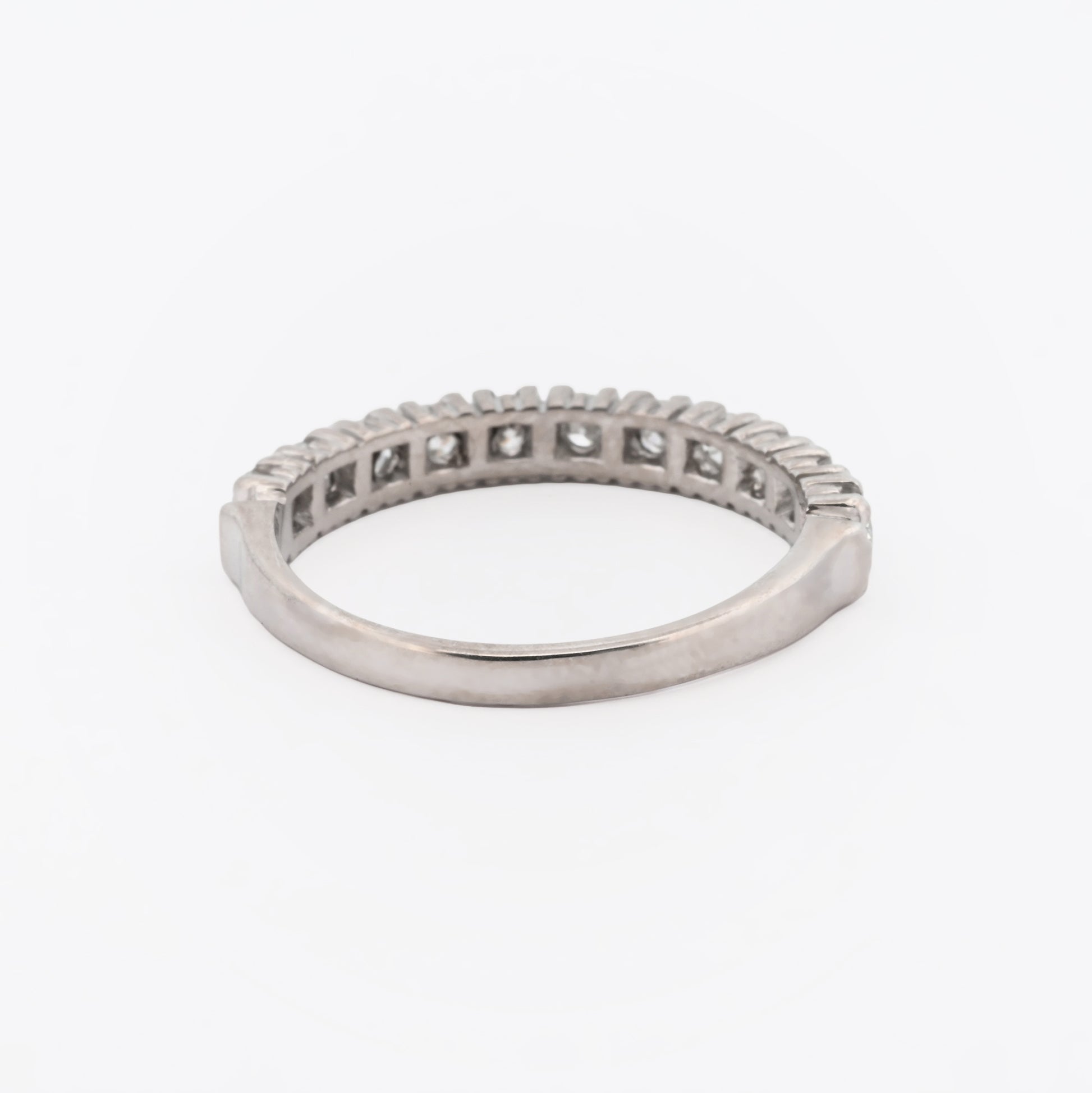 Comprar media alianza realizada en oro blanco 18kt con carril de 11 diamantes. Joyas acondicionadas. Envío GRATIS. Anillos de compromiso baratos. Ian'Or.