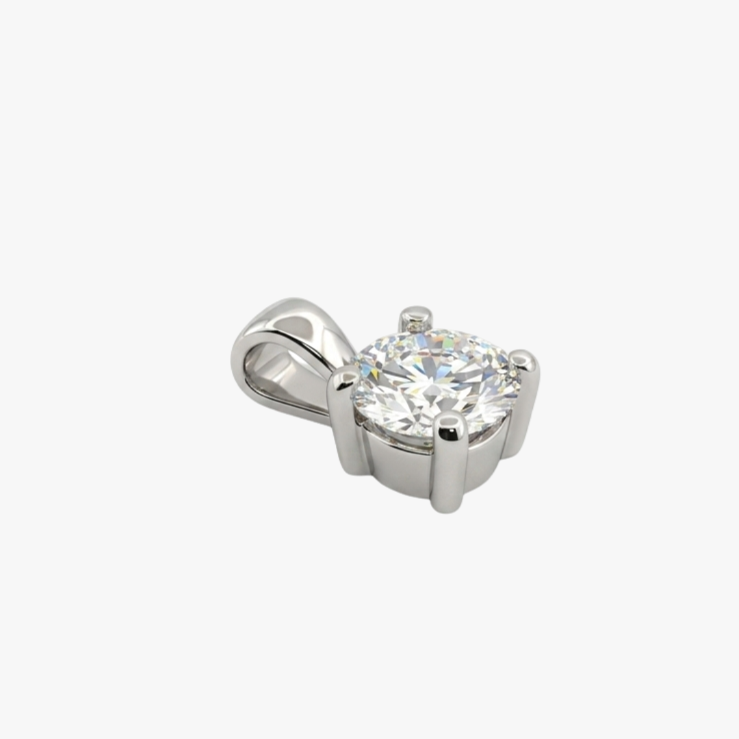 Colgante tipo solitario realizado en oro blanco de 18kt con brillante de 0,35ct engastado en 4 grapas. Joyas de segunda mano baratas. Ian'Or.