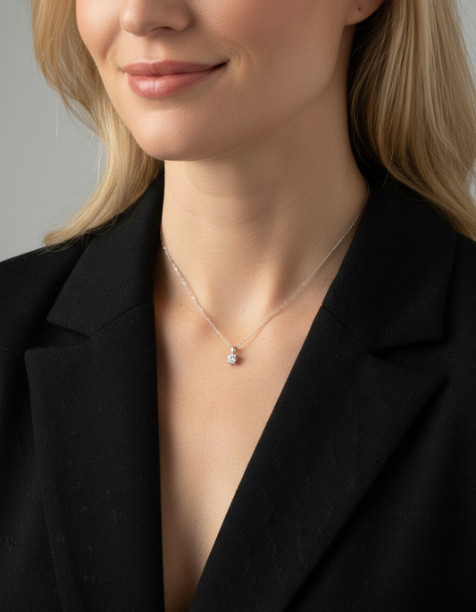 Colgante tipo solitario realizado en oro blanco de 18kt con brillante de 0,43ct engastado en 4 grapas. Joyas de segunda mano baratas. Ian'Or.