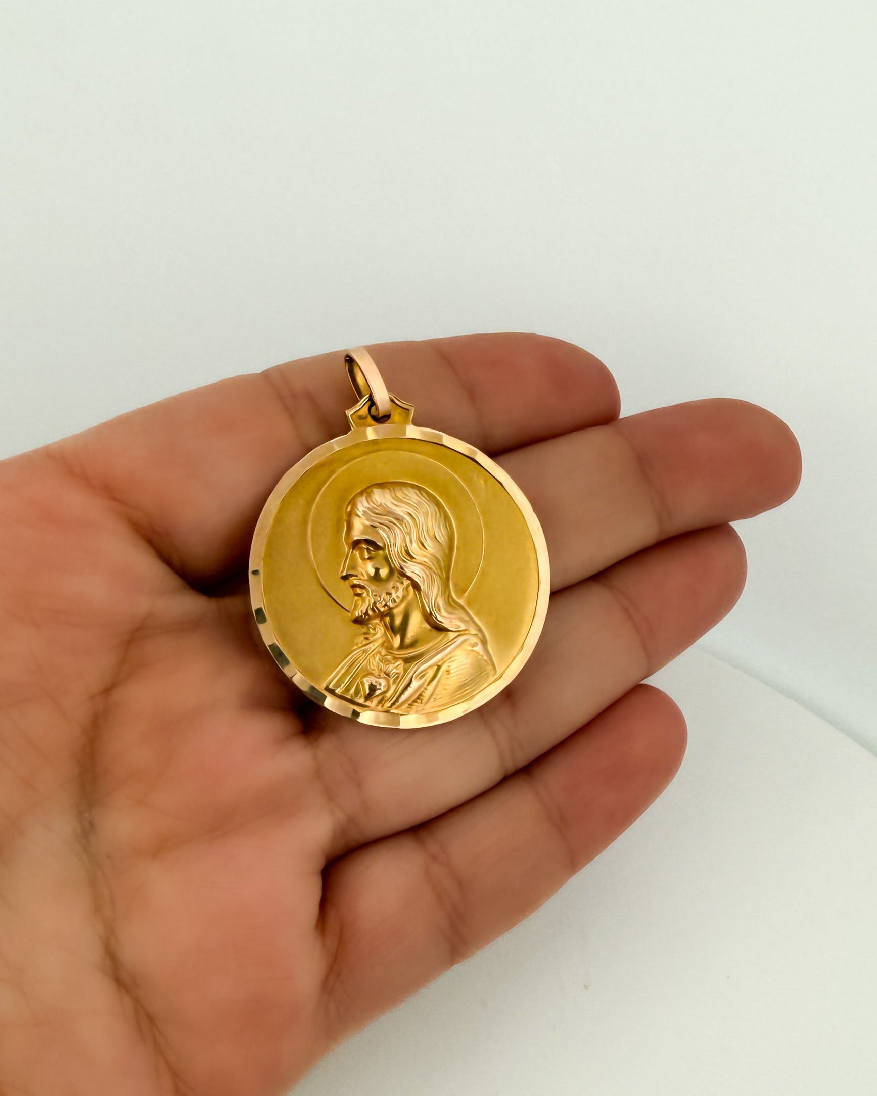 Comprar colgante medalla tipo escapulario realizado en oro amarillo de 18kt con grabado de la Virgen del Carmen y San José de 33mm. Joyas de oro al mejor precio