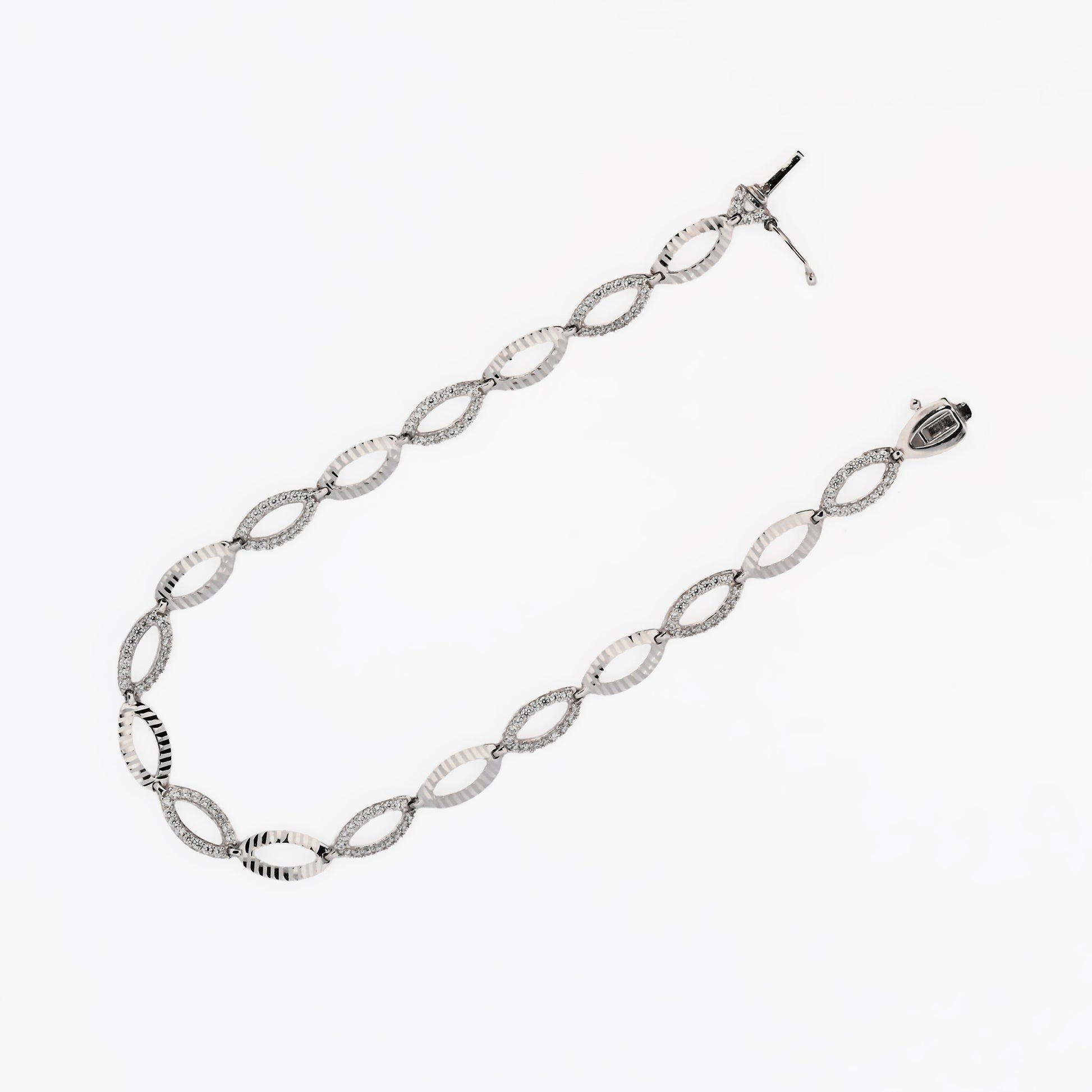 Comprar pulsera de oro blanco de 18kt con eslabones, algunos de ellos llevan diamantes. Esta pulsera dispone de cierre de cajón y brazo de seguridad. La pulsera mide 18cm. Envío gratis.