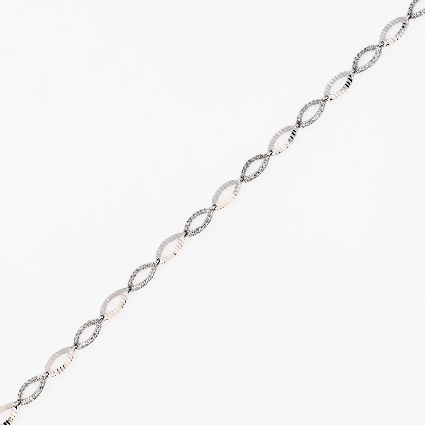 Comprar pulsera de oro blanco de 18kt con eslabones, algunos de ellos llevan diamantes. Esta pulsera dispone de cierre de cajón y brazo de seguridad. La pulsera mide 18cm. Envío gratis.