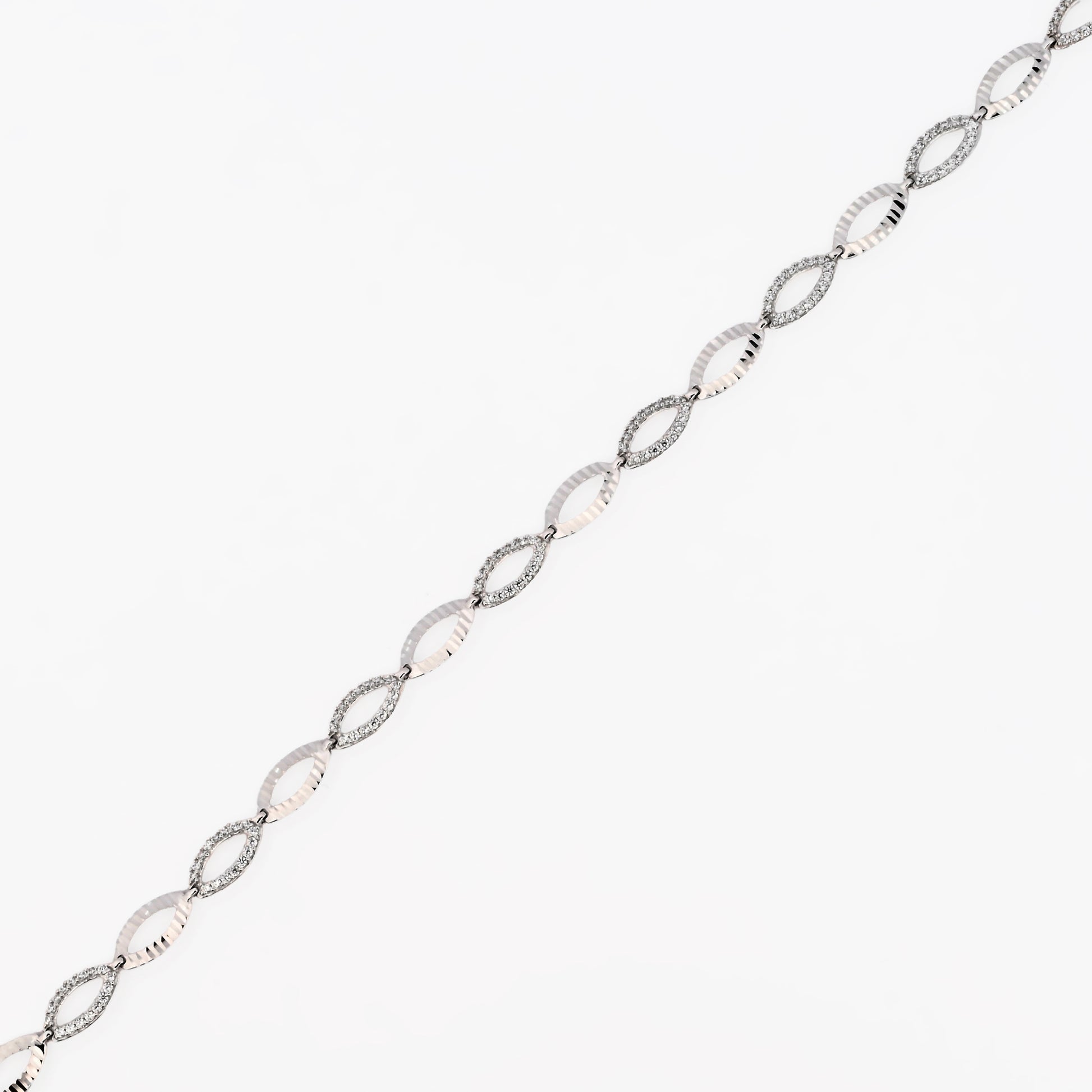 Comprar pulsera de oro blanco de 18kt con eslabones, algunos de ellos llevan diamantes. Esta pulsera dispone de cierre de cajón y brazo de seguridad. La pulsera mide 18cm. Envío gratis.